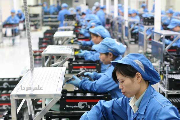 کارگران در حال کار در یک کارخانه تولید لپ تاپ 