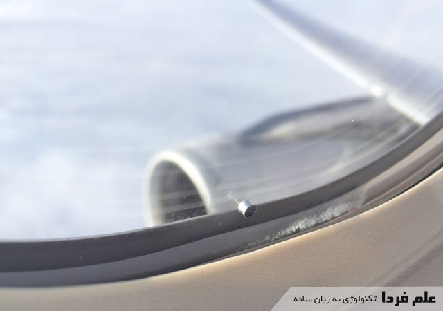 سوراخ ریز در پنجره هواپیما